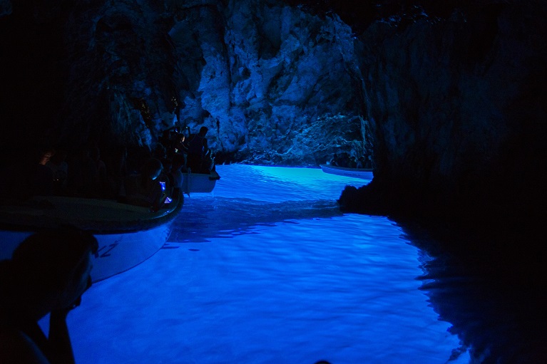 ビシェヴォ島の青の洞窟